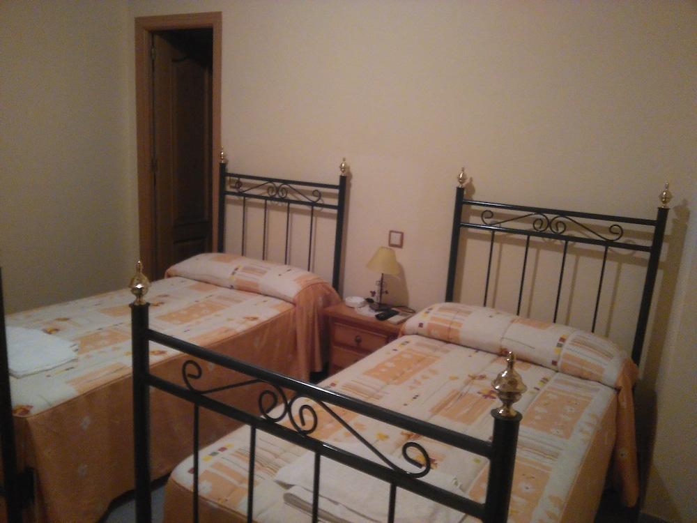 Hostal Miraflor De Las Cadenas Cuacos De Yuste Exterior photo